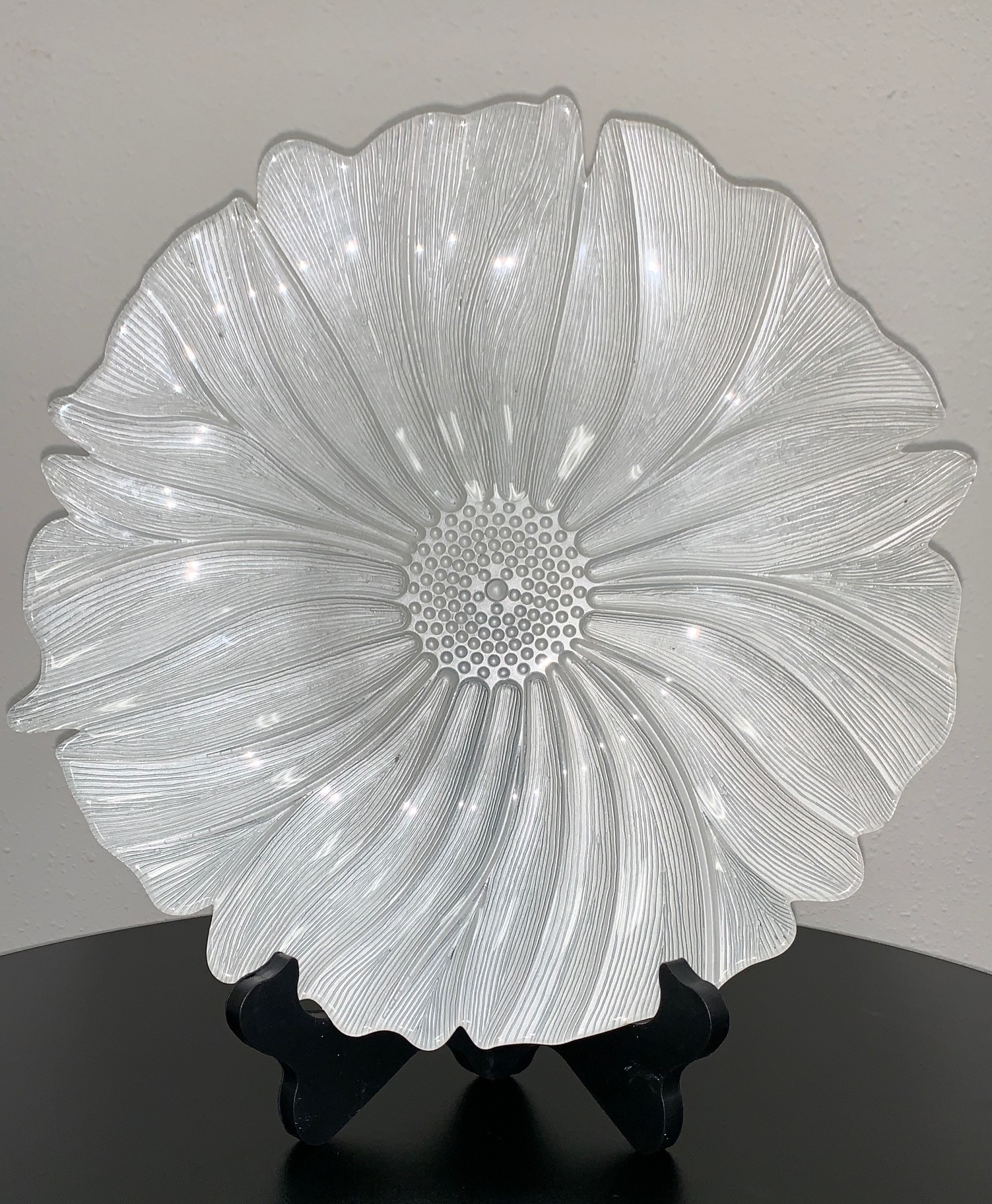 GLASS-CHARGER-PLATE-FLOWER-WHITE-1.jpg